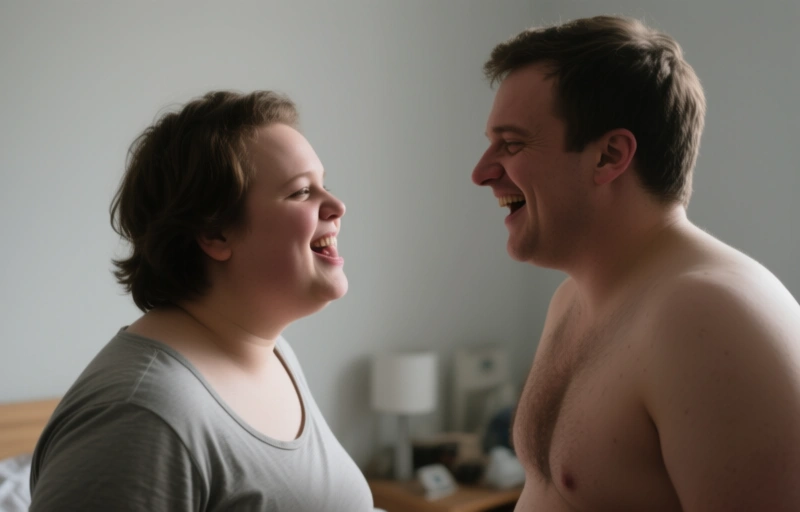Heißer Mitbewohner: Cute Chubby wird von Sir Peter gefickt